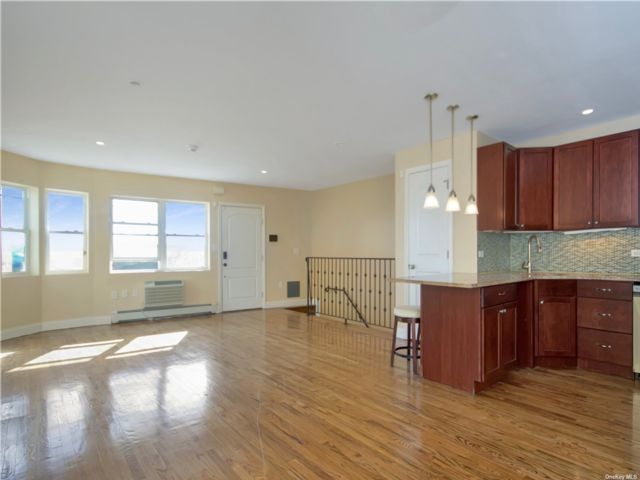  2 BR,  3.00 BTH  Other style home in Rockaway Park