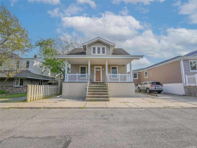  4 BR,  2.00 BTH  Arts and crafts style home in Far Rockaway