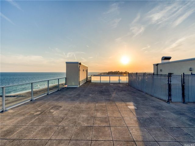 [Rockaway Beach Real Estate, listing number 2433657]