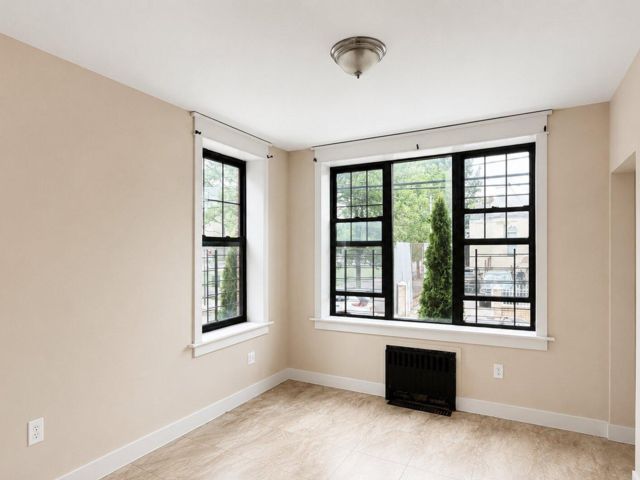  3 BR,  1.00 BTH &nbsp;Apartment style home in Far Rockaway