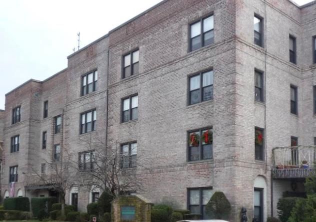 1 BR, 1.00 BTH Co-op style home in Belle Harbor