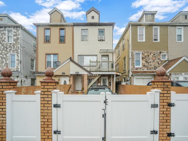  6 BR,  3.50 BTH   style home in Arverne
